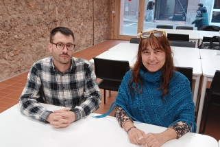 Carlos Murcia i Marga Oncins en una de les sales de la biblioteca