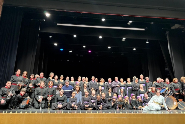 Imatge de grup de tots els participants de Pasión Flamenca al final de l'espectacle