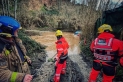 Els Bombers rescaten un vehicle a la zona del Rieral diumenge al matí.  || Bombers